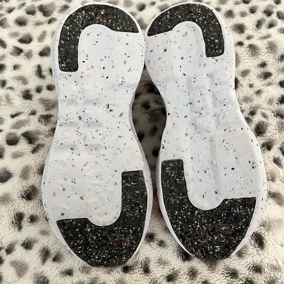 Tan and orange nike shoes - Picture 4 of 5